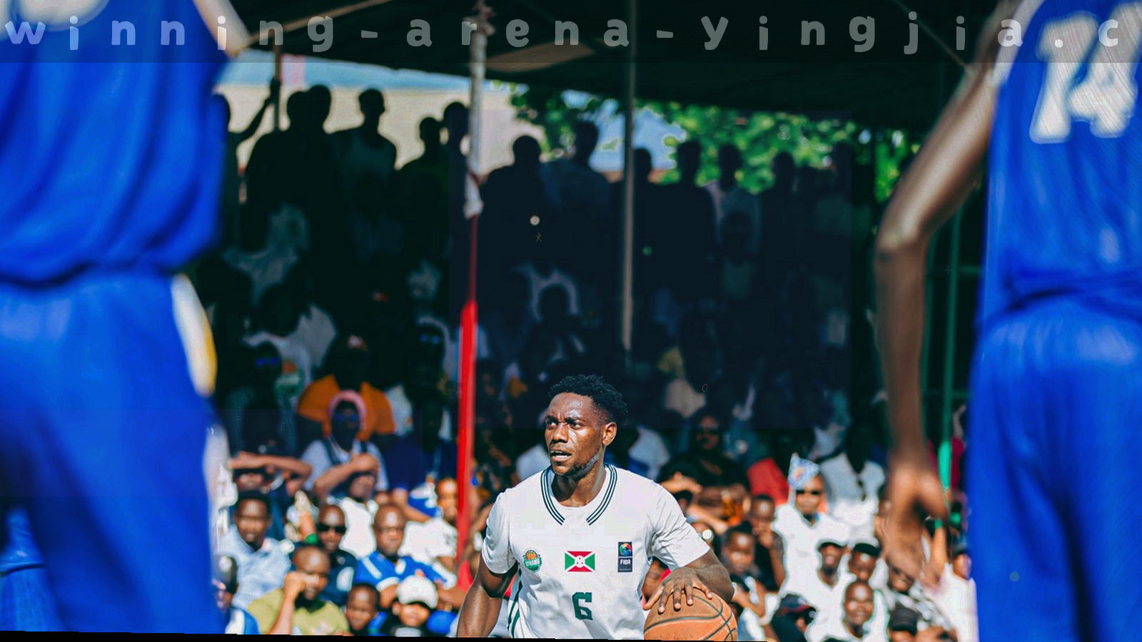 暗色赛程表界面特写，时间刻度横排在表头，当前一场整行用荧光青高亮，右侧带地区标签
