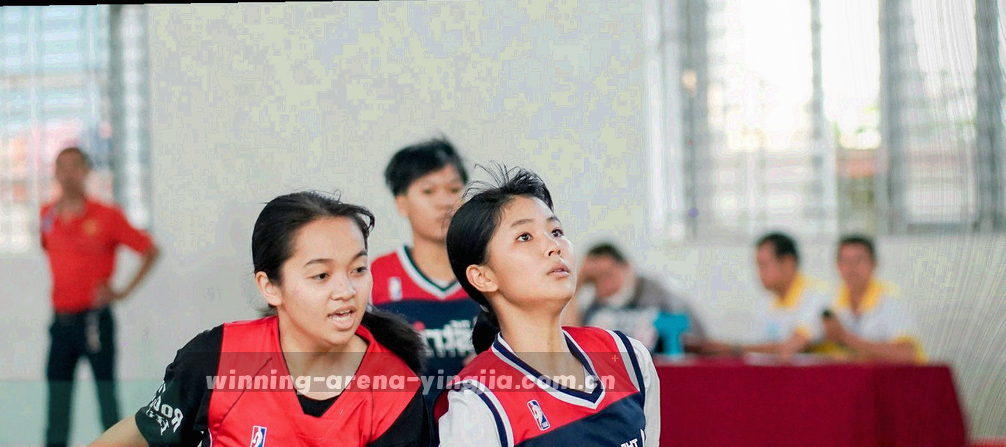 看台灯光与赛道引导线沿对角线延伸，暗示连续两场观赛的时间推进